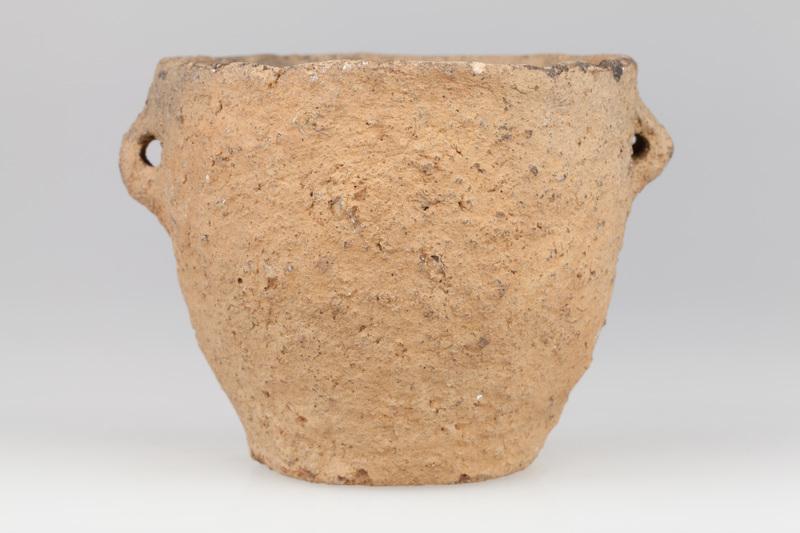 Garnek jajowaty zaopatrzony w dwa poziomo przekłute ucha