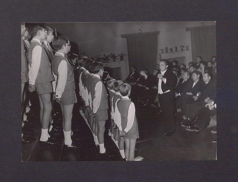 Odznaczenia pracowników Milicji Obywatelskiej z okazji Odrodzenia Polski. Koncert chóru chłopięcego "Szpaki".