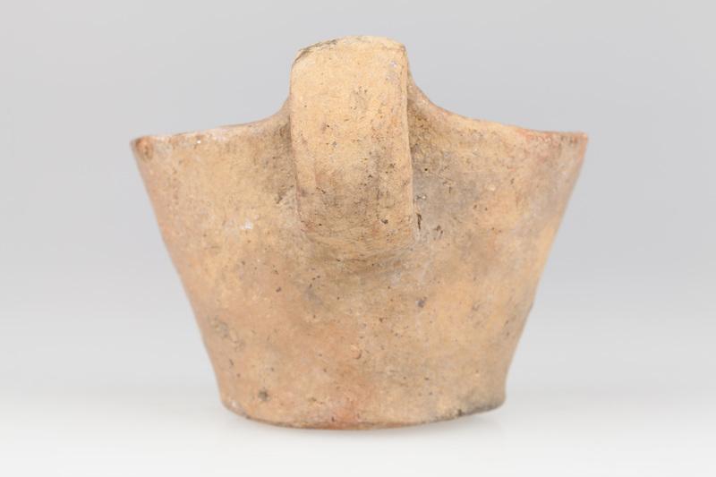 Kubek stożkowaty z taśmowym uchem 