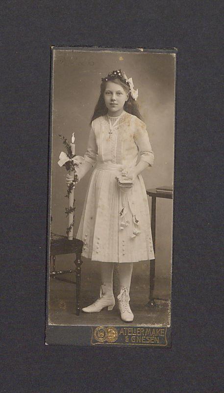 Portret komunijny dziewczynki.