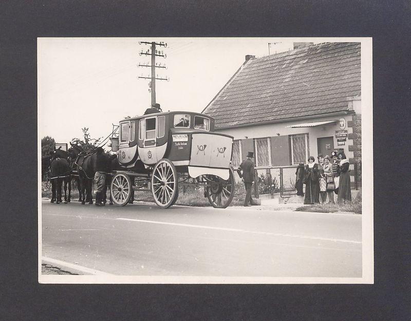 Dyliżans pocztowy przed Urzędem Pocztowo-Telekomunikacyjnym w Łubowie.