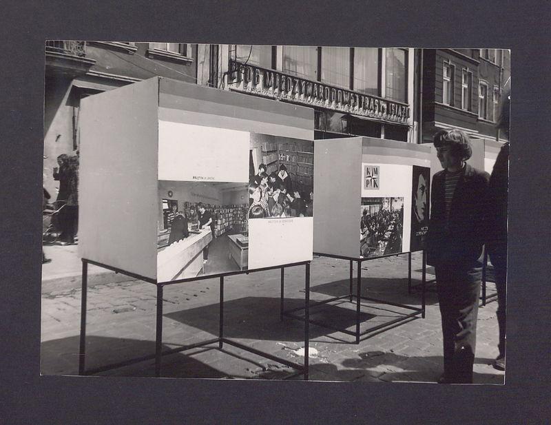Kiermasz z okazji Dni Oświaty Książki i Prasy. Stoiska przy ul. Chrobrego.