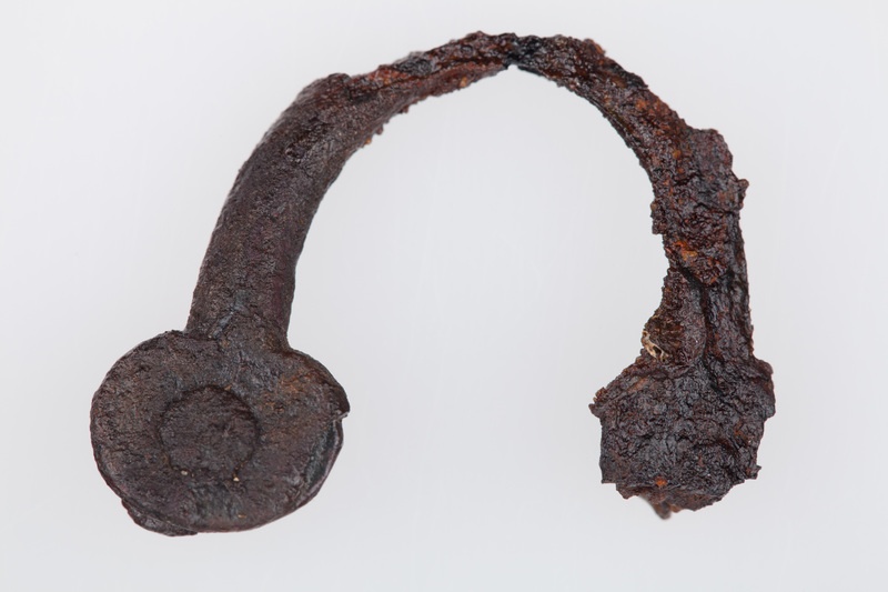 Żelazna zawieszka w formie kabłąka