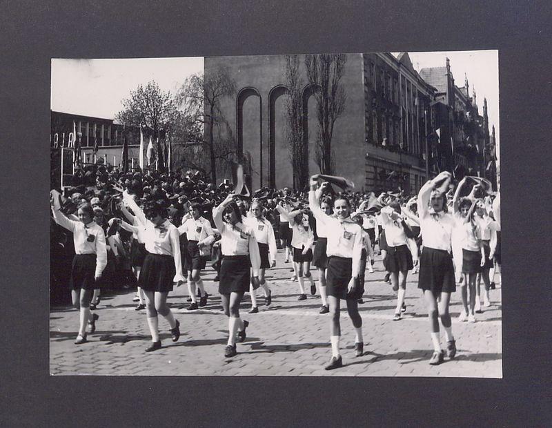 1 Maja 1972 r. w Gnieźnie. Ul. Chrobrego.