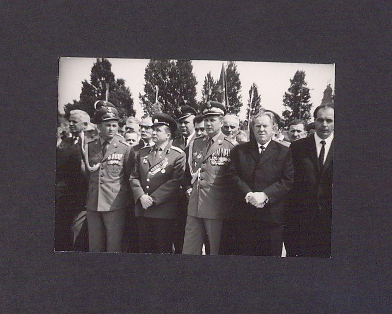 25-lecie Polskiej Rzeczypospolitej Ludowej. Grupa uczestników uroczystości.