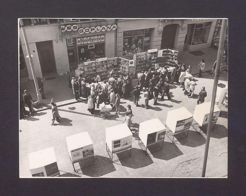 Kiermasz z okazji Dni Oświaty Książki i Prasy. Fragment stoiska muzeum.
