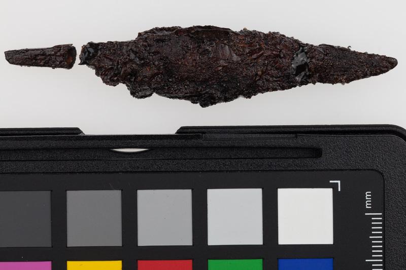 Fragmenty ostrza żelaznego z trzpieniem