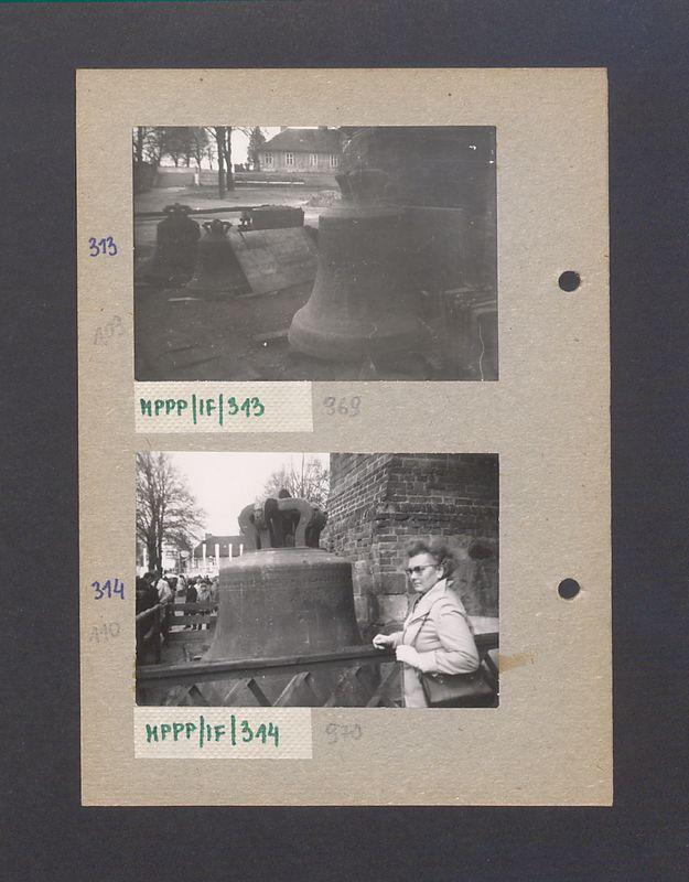 Dzwon Bogumiła przed katedrą.