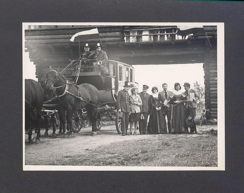Dyliżans pocztowy w bramie lednickiej. 