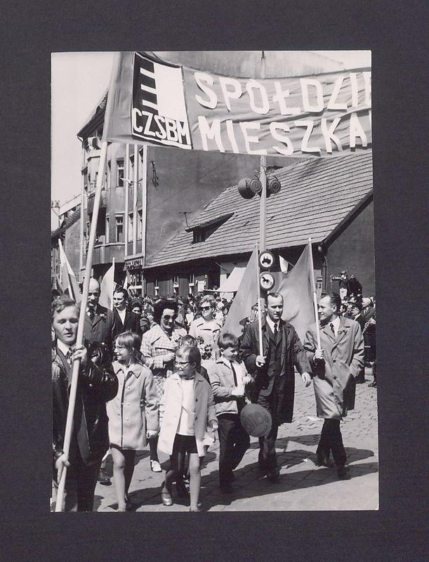 1 Maja 1972 r. w Gnieźnie. Ul. Chrobrego.