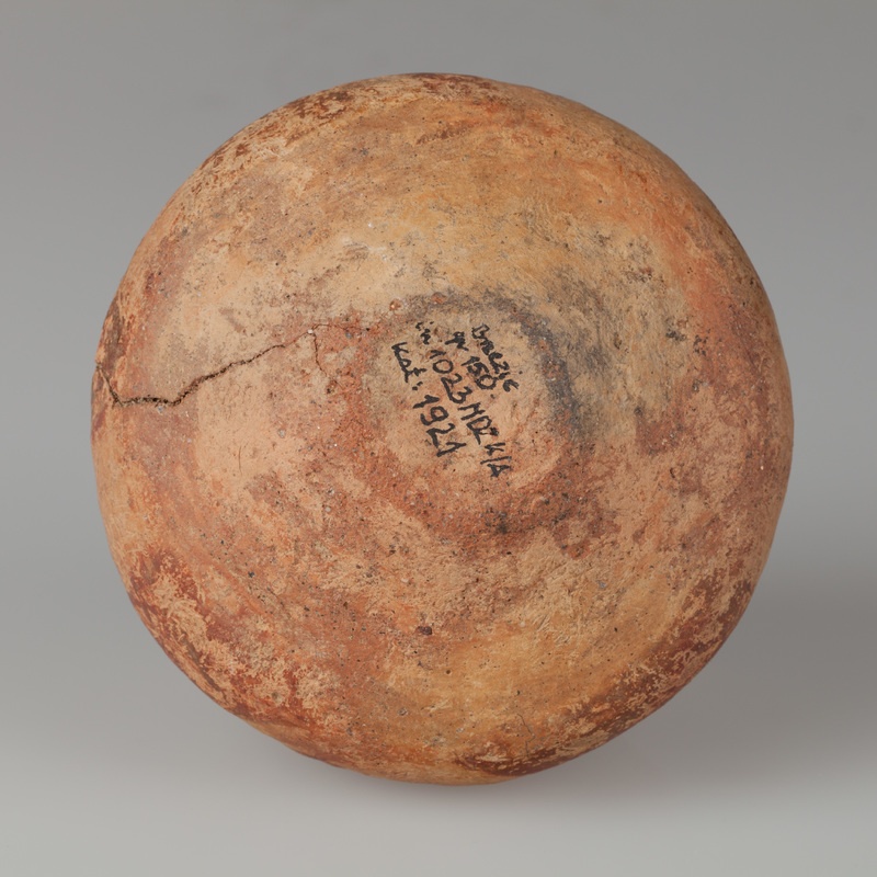 Malowana czarka o baniastym brzuścu