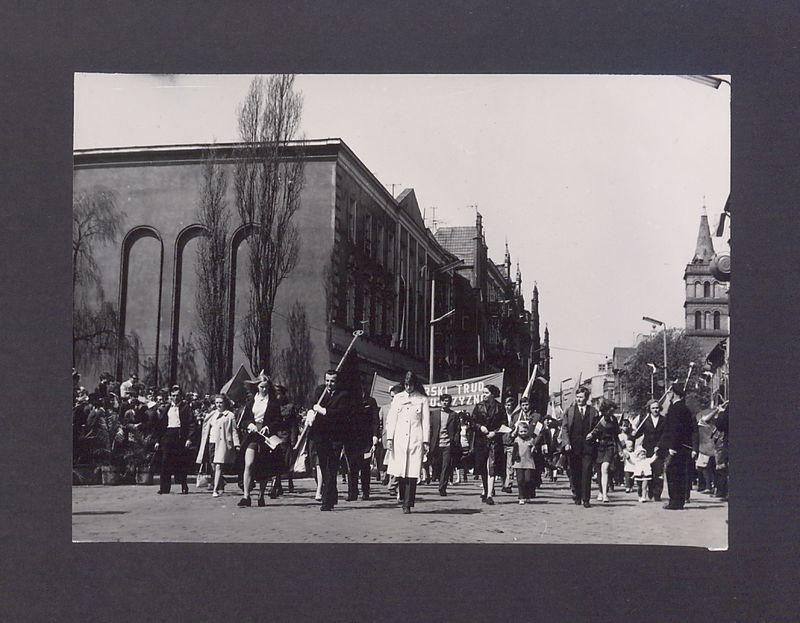 1 Maja 1972 r. w Gnieźnie. Ul. Chrobrego.