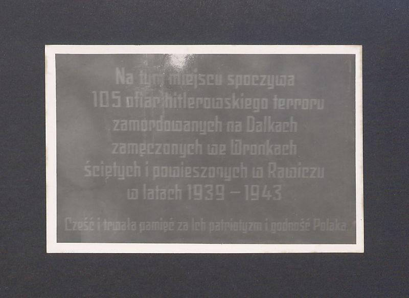 Tablica pamiątkowa. Na tym miejscu spoczywa 105 ofiar hitlerowskiego terroru zamordowanych na Dalkach, zamęczonych we Wronkach, ściętych i powieszonych w Rawiczu w latach  1939-1943.