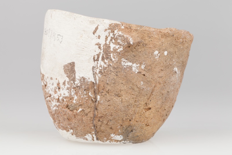 Miniaturowy garnek jajowaty, zaopatrzony w guzek poniżej krawędzi