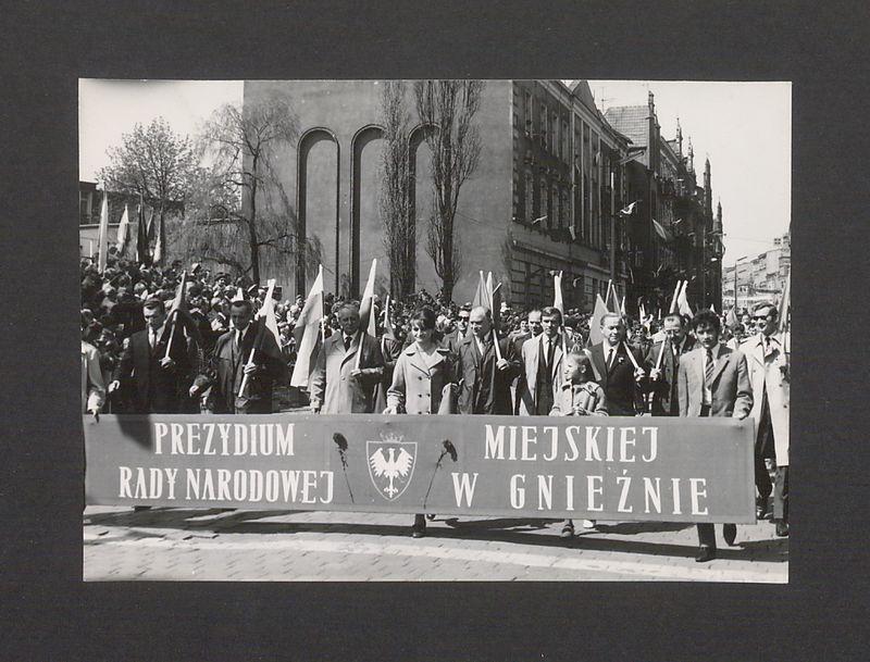 1 Maja 1972 r. w Gnieźnie. Ul. Chrobrego, w pierwszym rzędzie Prezydium Miejskiej Rady Narodowej w Gnieźnie.