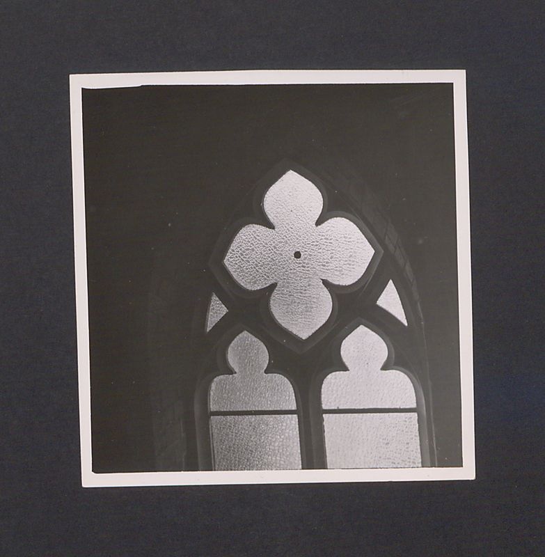 Gotyckie okno z maswerkiem.