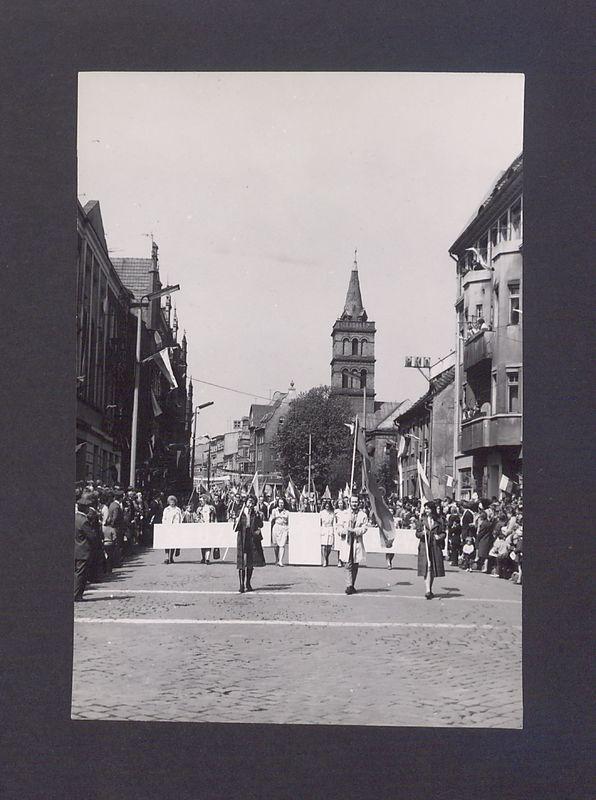 1 Maja 1972 r. w Gnieźnie. Ul. Chrobrego.