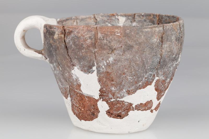 Kubek doniczkowaty z taśmowatym uchem