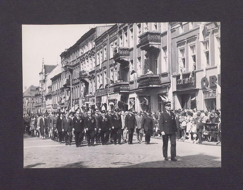 1 Maja 1972 r. w Gnieźnie. Ul. Chrobrego.