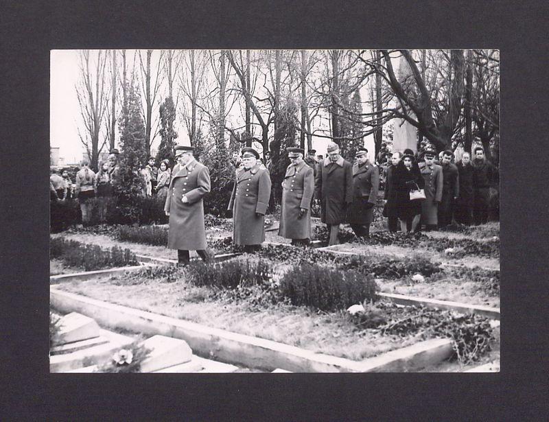 Wizyta żołnierzy radzieckich. Cmentarz św. Piotra.