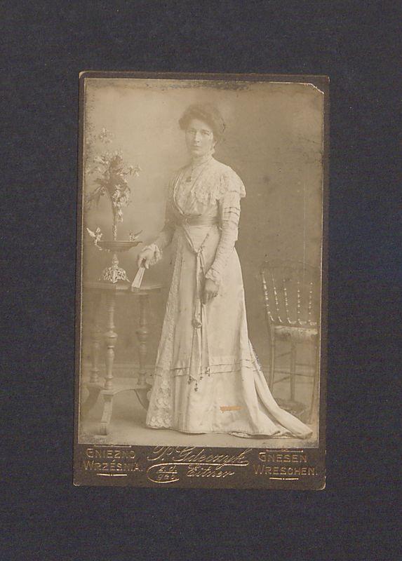 Portret młodej kobiety.