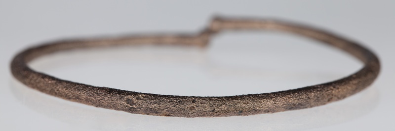 Bransoletka brązowa z lekko zachodzącymi na siebie końcami
