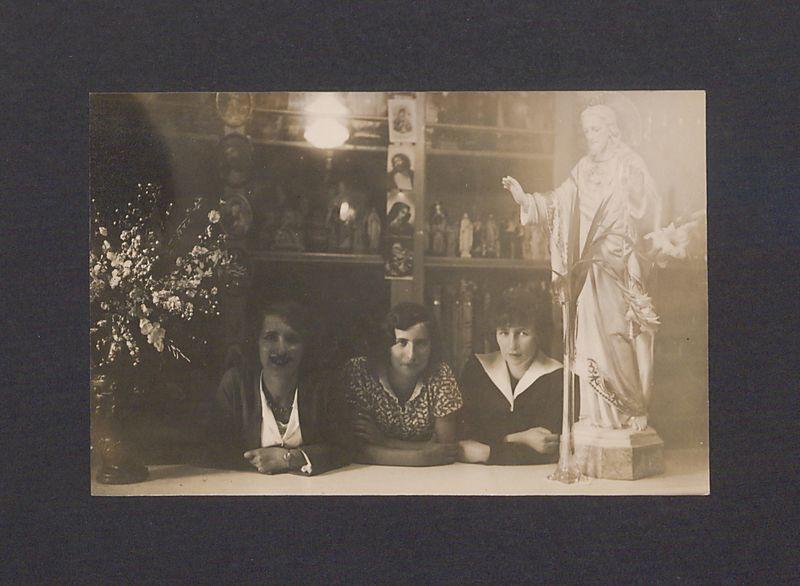 Wnętrze sklepu z dewocjonaliami.