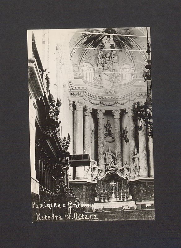 Ołtarz główny w katedrze.