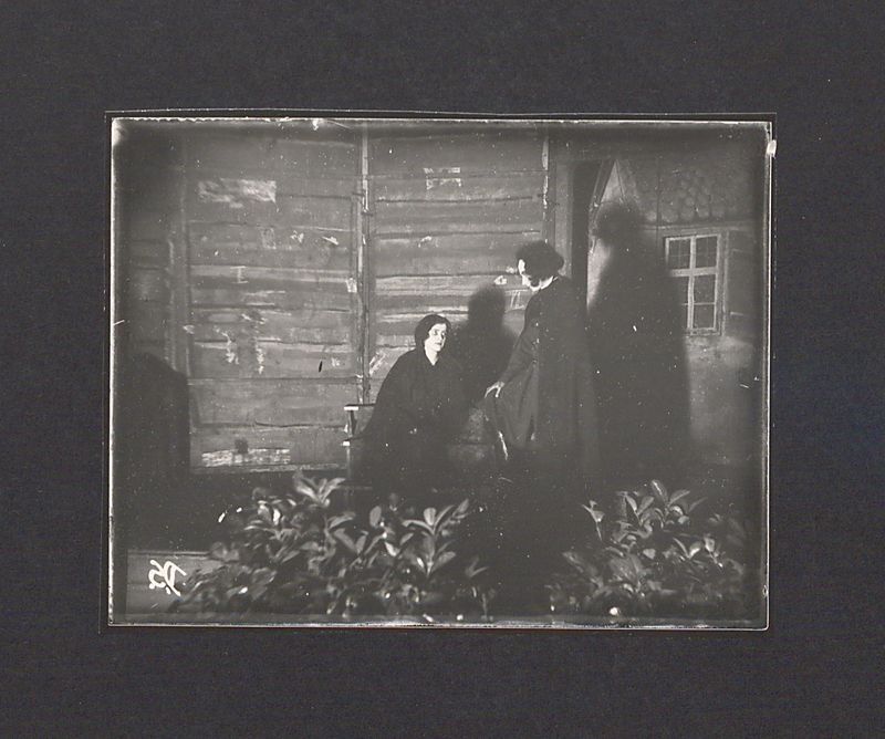 Szklane negatywy Dionizego Scholtza. Teatr uczniowski w Gimnazjum Bolesława Chrobrego – fragment "Dziadów".