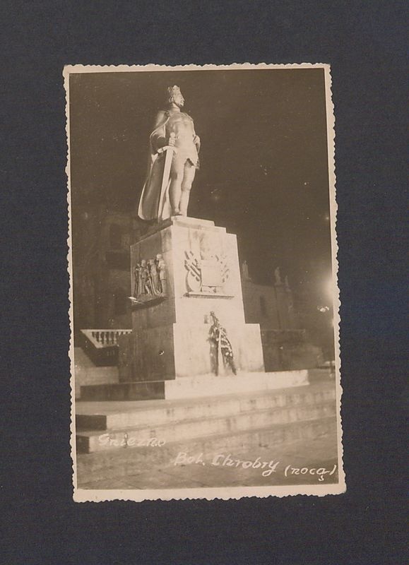 Pomnik Bolesława Chrobrego nocą.