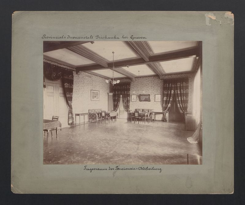 Gniezno – Dziekanka. Sala dziennego pobytu, pomieszczenie przeznaczone dla pensjonariuszy szpitala.