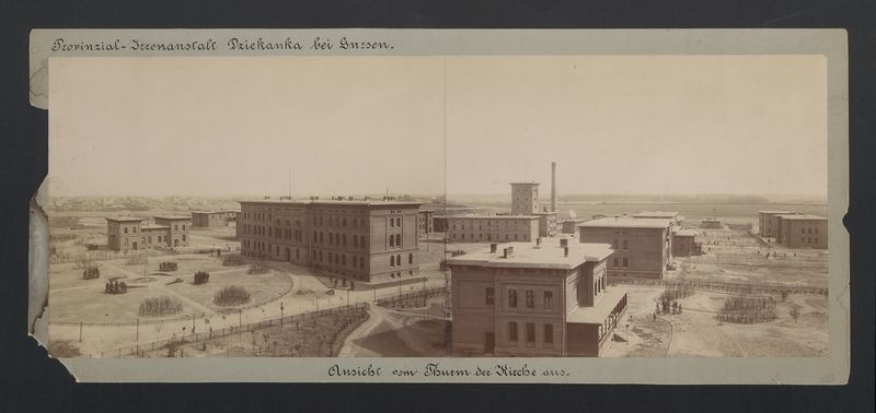 Gniezno – Dziekanka. Widok na teren szpitala sporządzony z wieży kościoła.