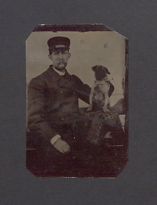 Portret mężczyzny z pieskiem.