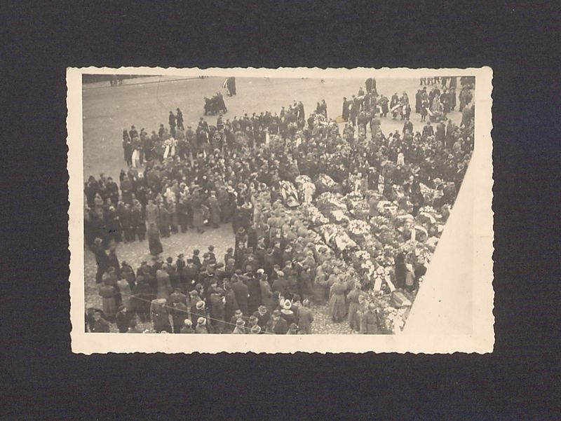 Uczestnicy powtórnego pogrzebu pomordowanych w Rawiczu.