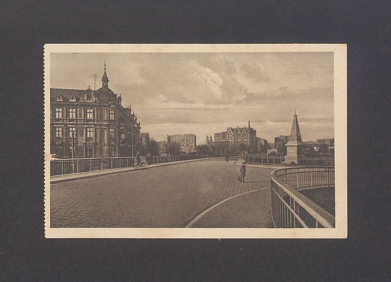 Ul. Wawrzyniecka i ul. Warszawska z pomnikiem Opatrzności Bożej po prawej stronie.