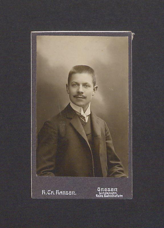 Portret młodego mężczyzny.