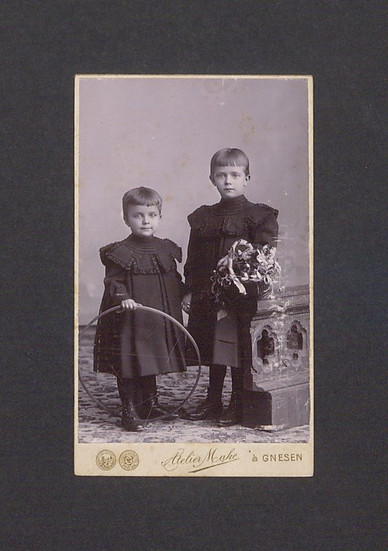 Portret dwóch dziewczynek.