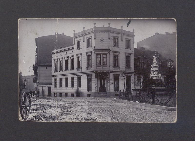 Budynek przy ul. Dąbrówki 16 z fontanną Źródełko Trojga Dzieci.