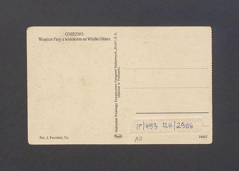 Wnętrze Fary z widokiem na wielki ołtarz.