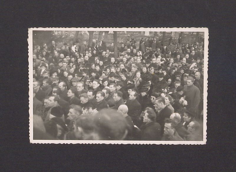 Uczestnicy powtórnego pogrzebu pomordowanych w Rawiczu.