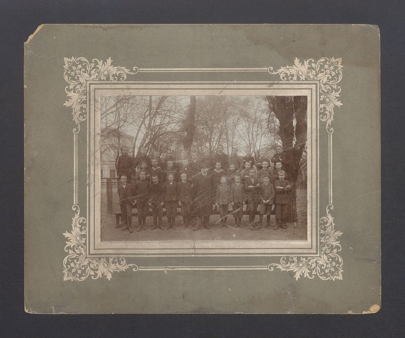 Uczniowie Szkoły Podstawowej przy ul. św. Jana 
przed Gimnazjum Męskim.
