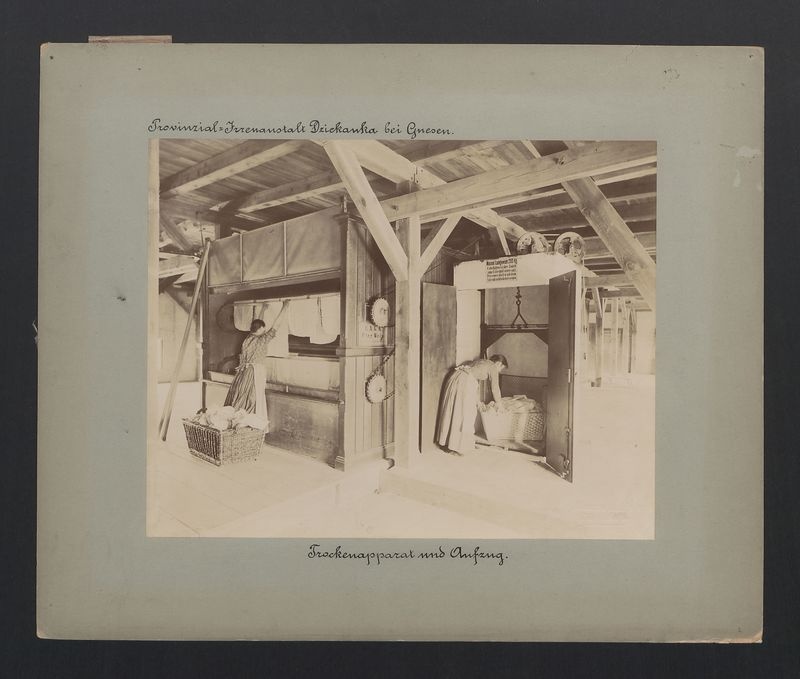 Gniezno – Dziekanka. Suszarnia. Pomieszczenie przeznaczone do suszenia odzieży pensjonariuszy szpitala, wyposażone w urządzenia do suszenia i dźwig do transportu.