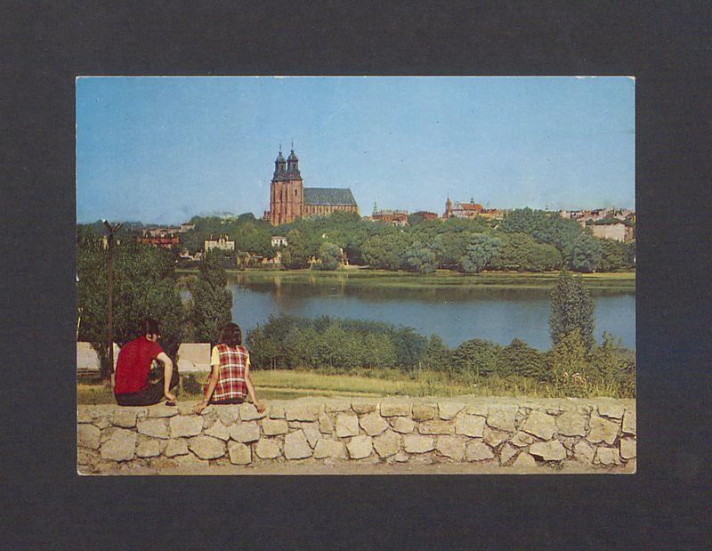 Park Piastowski nad jeziorem Jelonek, w głębi katedra.