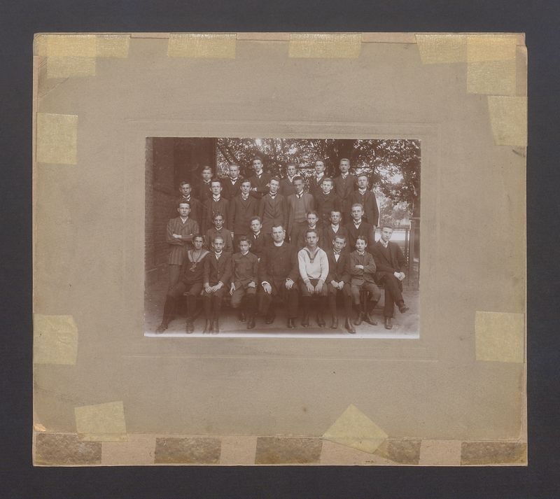 Uczniowie Gimnazjum Męskiego wraz z księdzem.