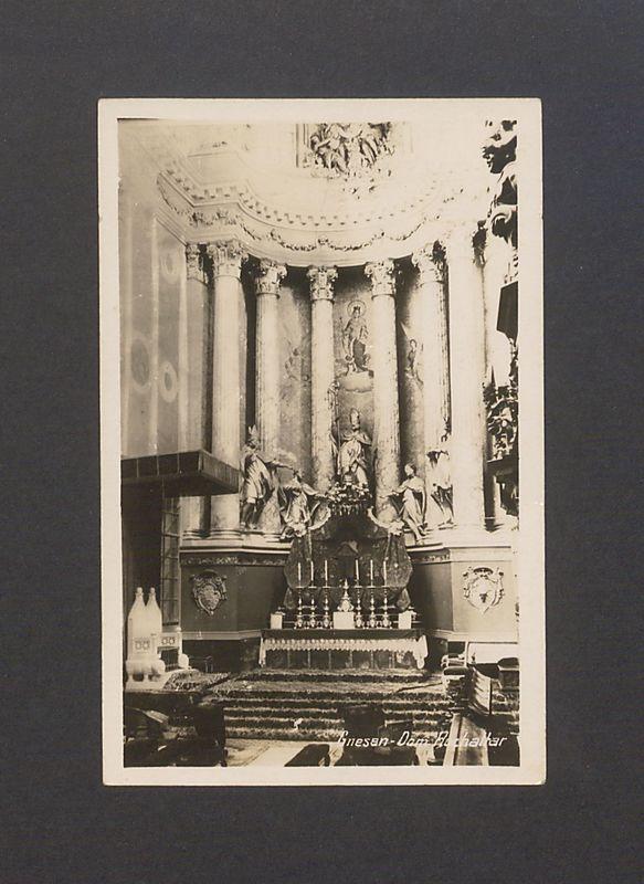 Ołtarz główny w katedrze.