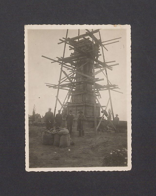 Budowa pomnika poświęconego powstańcom wielkopolskim.