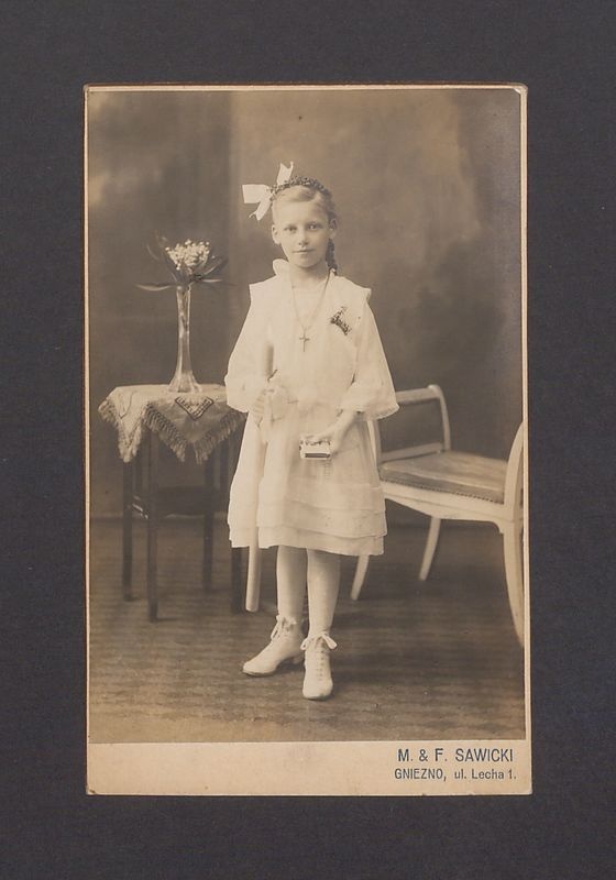 Portret komunijny dziewczynki.