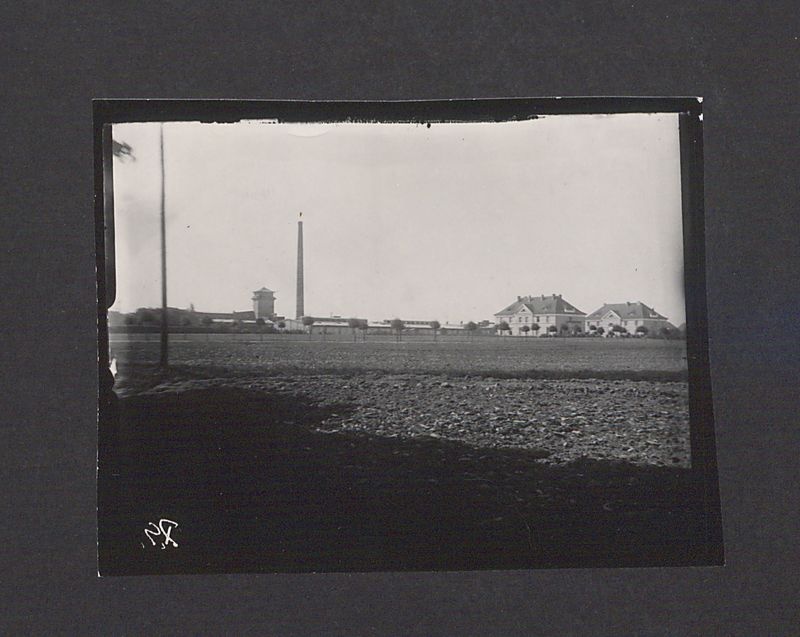 Szklane negatywy Dionizego Scholtza. Widok na cukrownię.