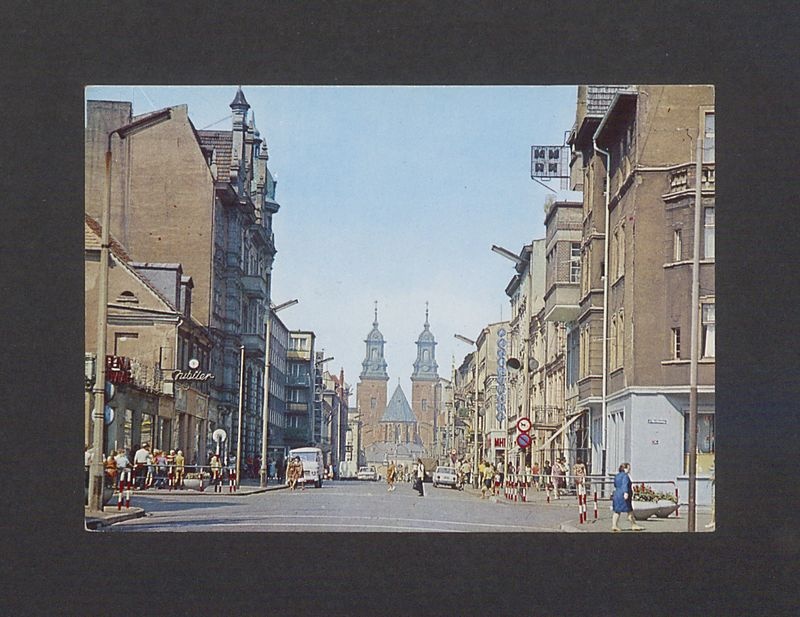 Ul. Chrobrego, w głębi gotycka katedra.