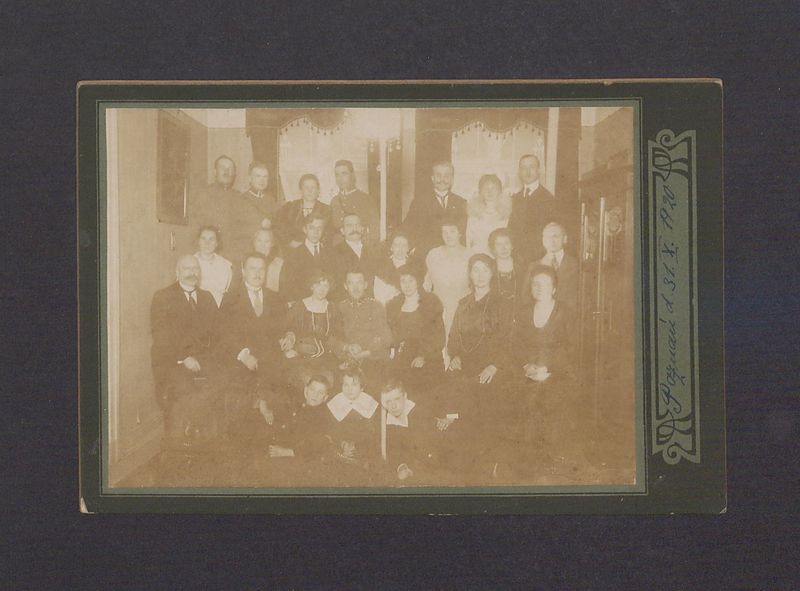 Fotografia zbiorowa. W pierwszym rzędzie od góry, trzeci z prawej strony to Józef Przybyszewski.